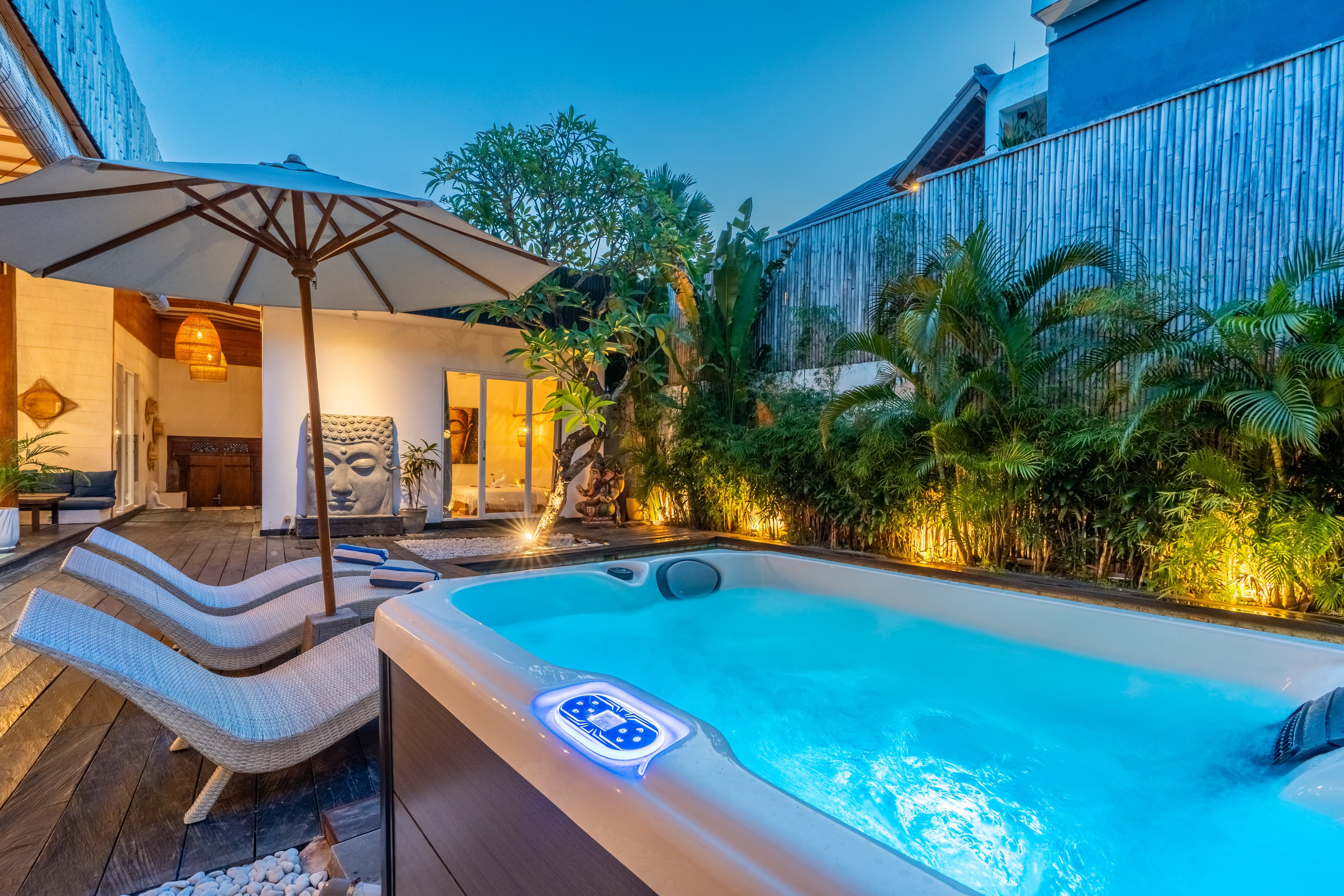 Jacuzzi vue 3 by night - Villa SHAKTI Canggu - BALI