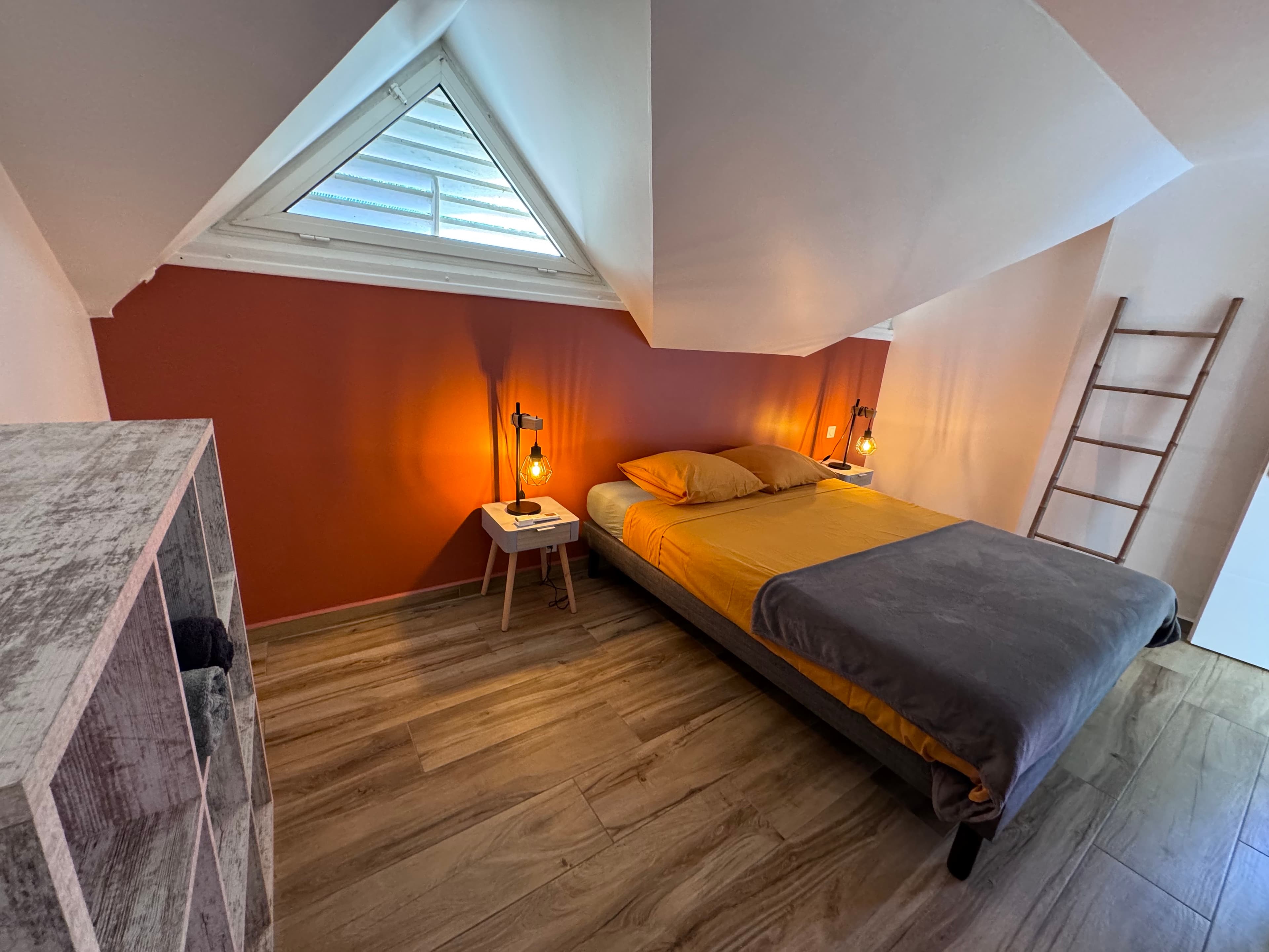 Chambre parentale lit queen size vue 3 - TI KAZ COCO PLANTEUW - Pierre & Vacances Sainte Anne Guadel