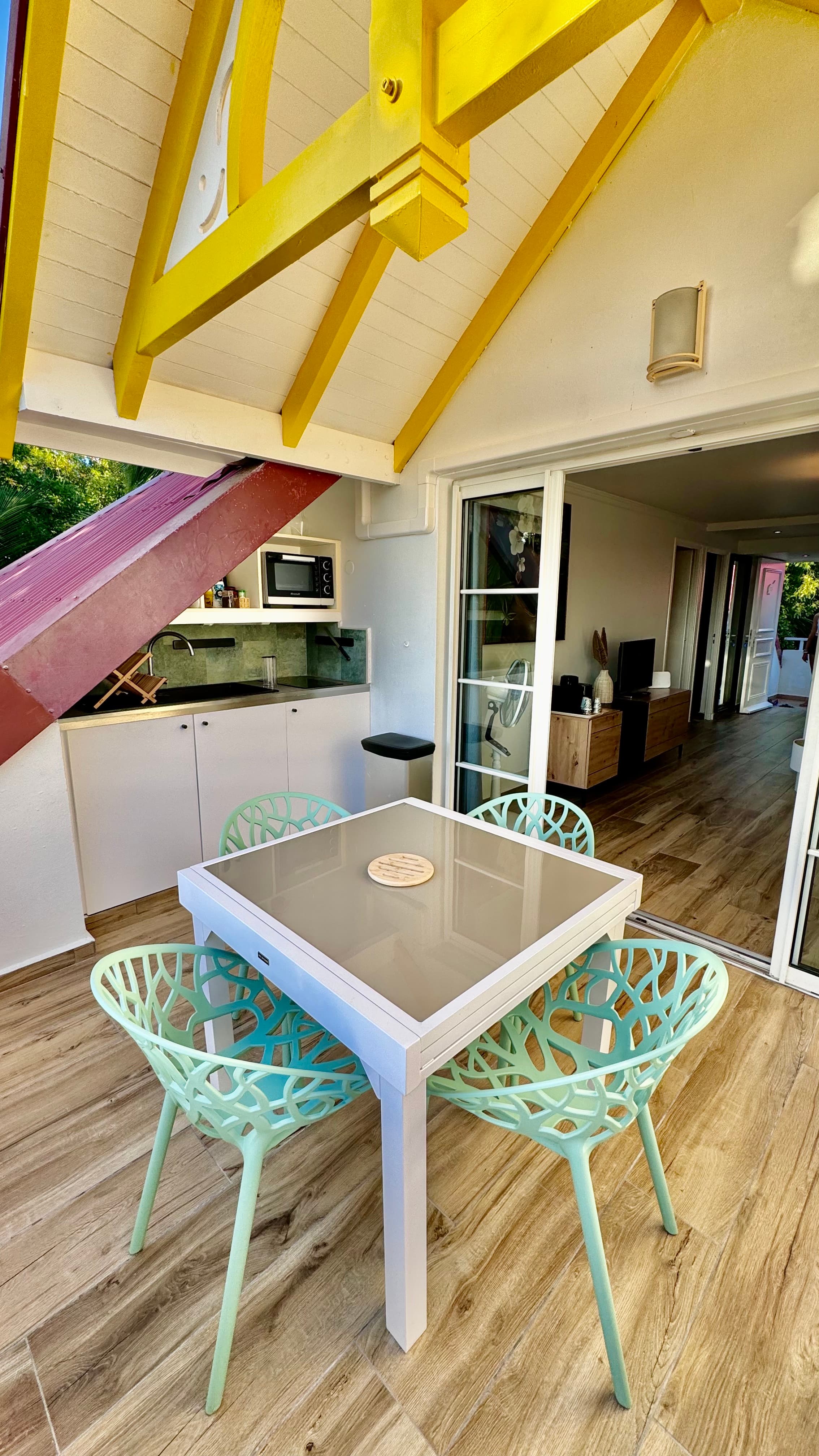 Terrasse & salon- TI KAZ COCO PLANTEUW - Pierre & Vacances Sainte Anne Guadeloupe - Conciergerie SHI