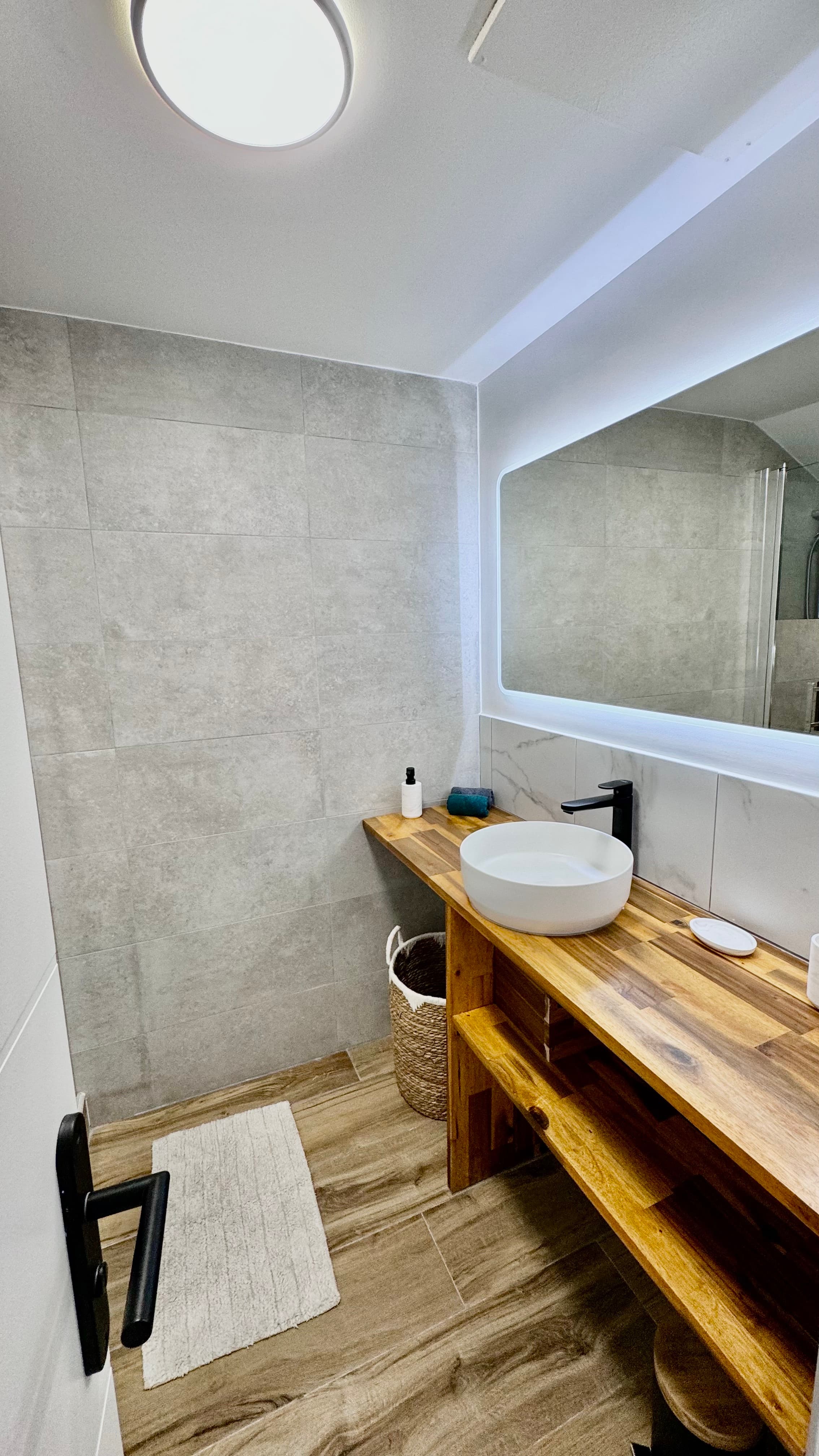 Salle de bain moderne vue 6 - TI KAZ COCO PLANTEUW - Pierre & Vacances Sainte Anne Guadeloupe - Conc