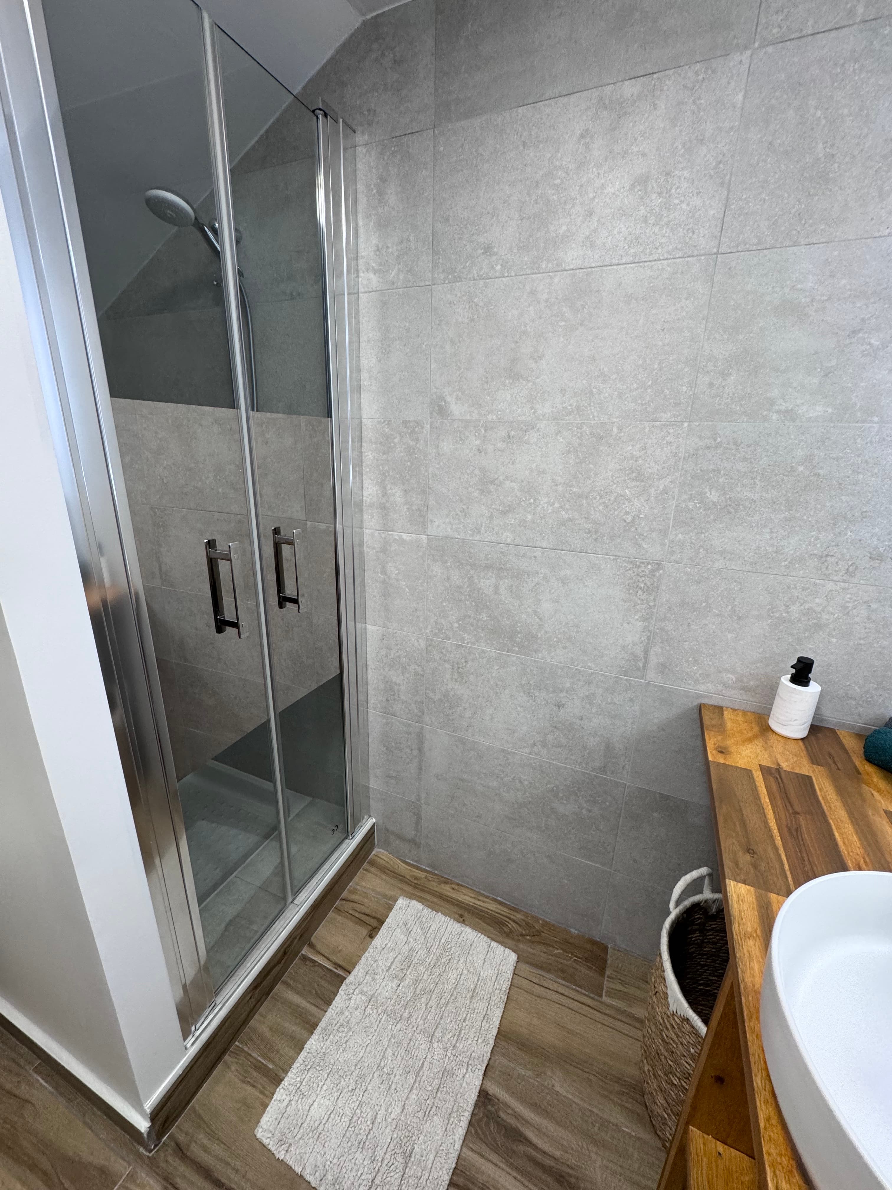 Salle de bain moderne vue 3- TI KAZ COCO PLANTEUW - Pierre & Vacances Sainte Anne Guadeloupe - Conci