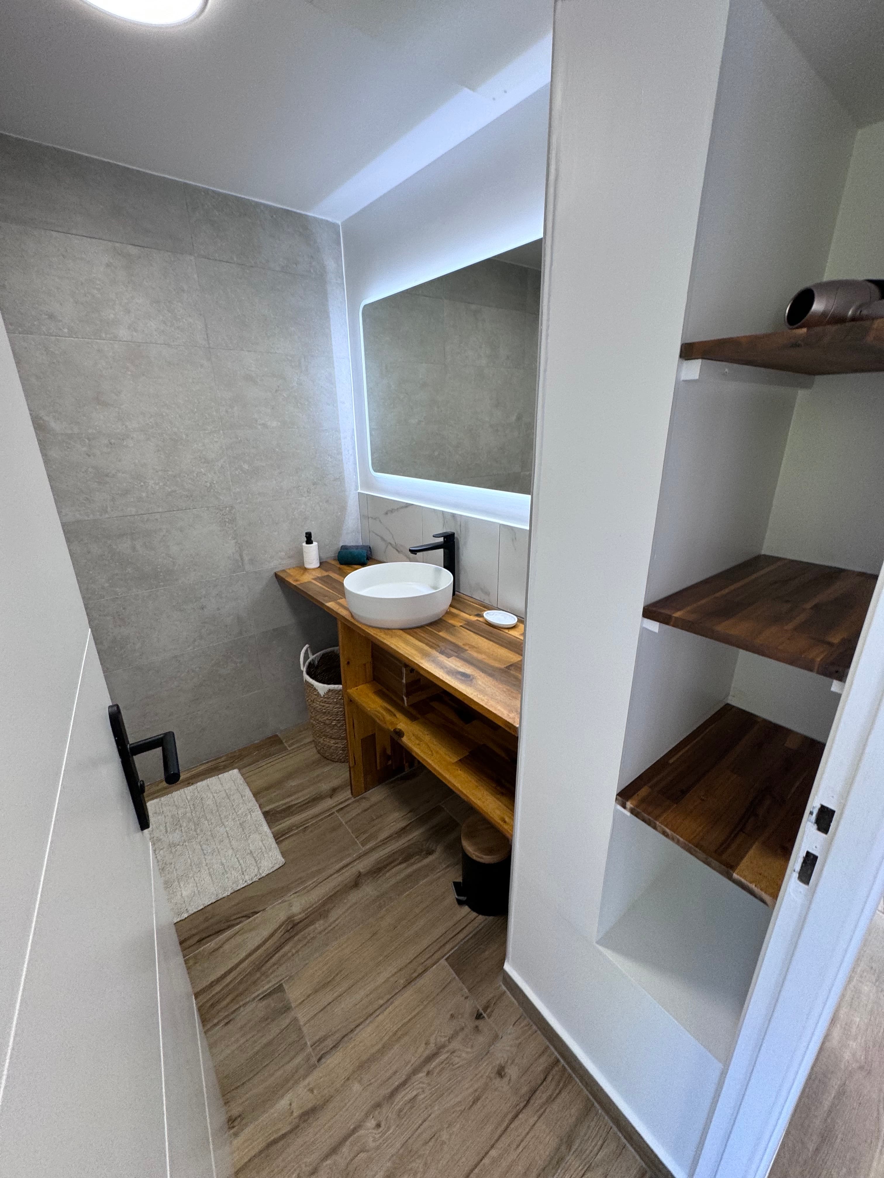 Salle de bain moderne vue 2 - TI KAZ COCO PLANTEUW - Pierre & Vacances Sainte Anne Guadeloupe - Conc