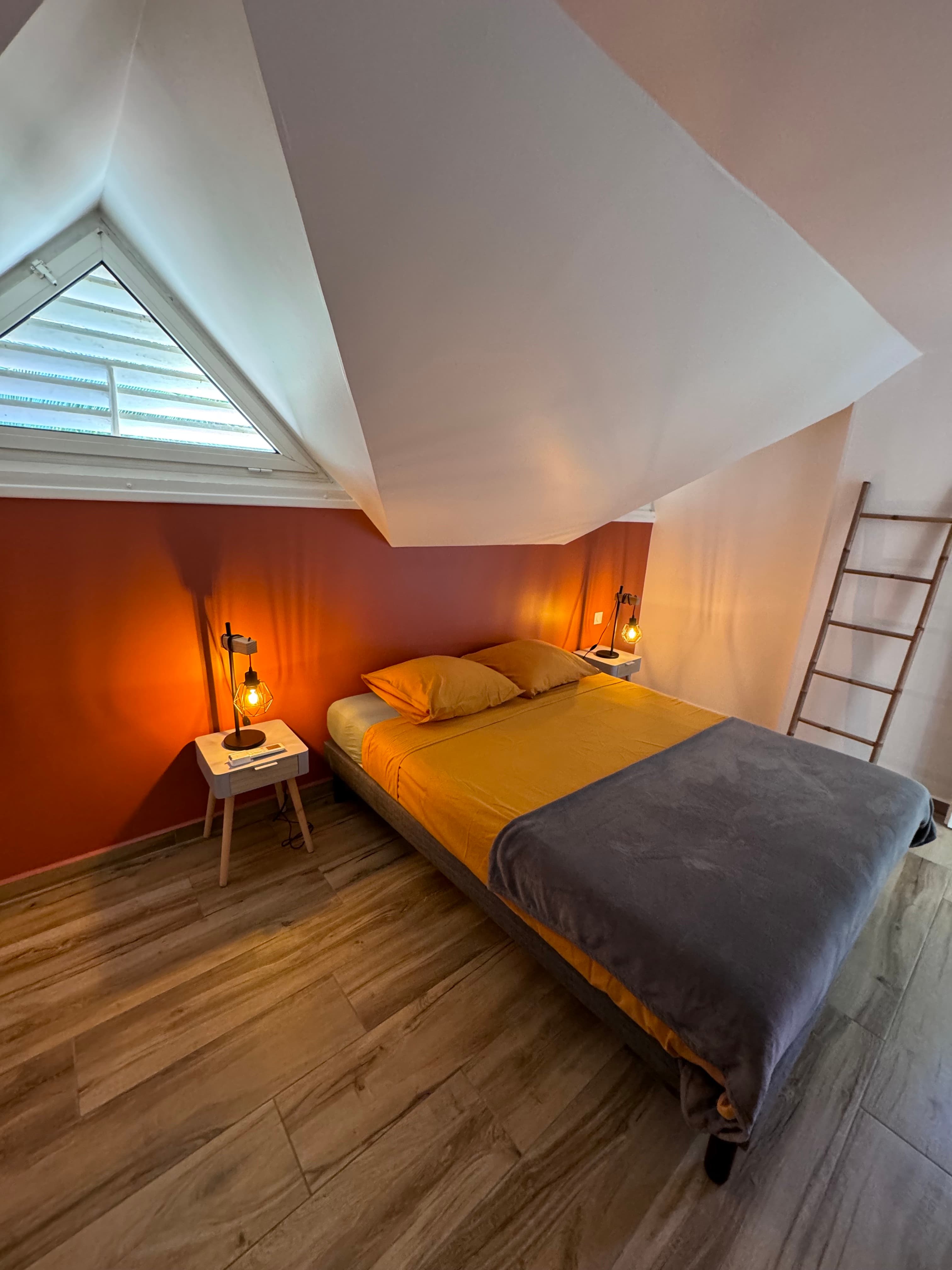 Chambre parentale lit queen size vue 2 - TI KAZ COCO PLANTEUW - Pierre & Vacances Sainte Anne Guadel