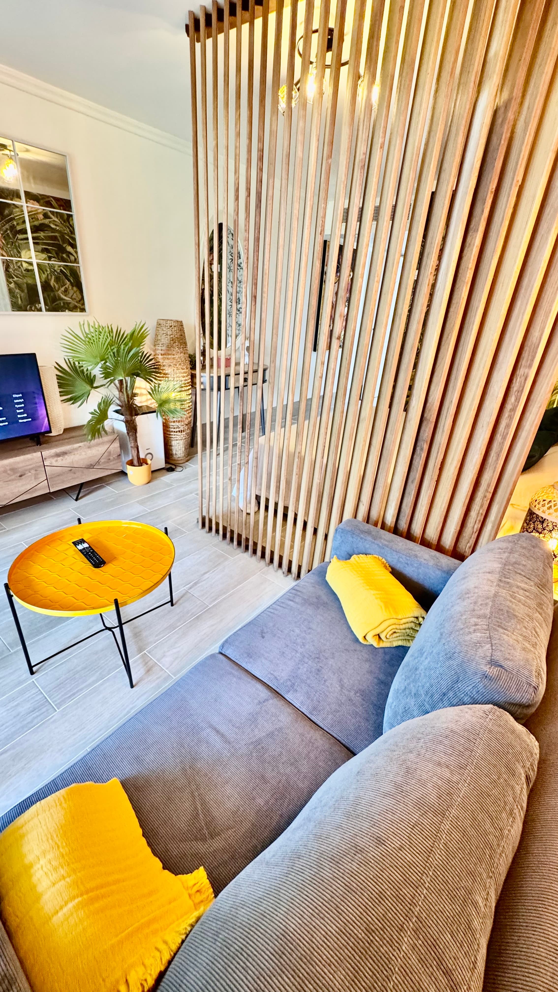 Salon claustra & mirroir vue 3- TI KAZ SOLEY - PIERRE ET VACANCES MARTINIQUE - Conciergerie SHIVAKEY