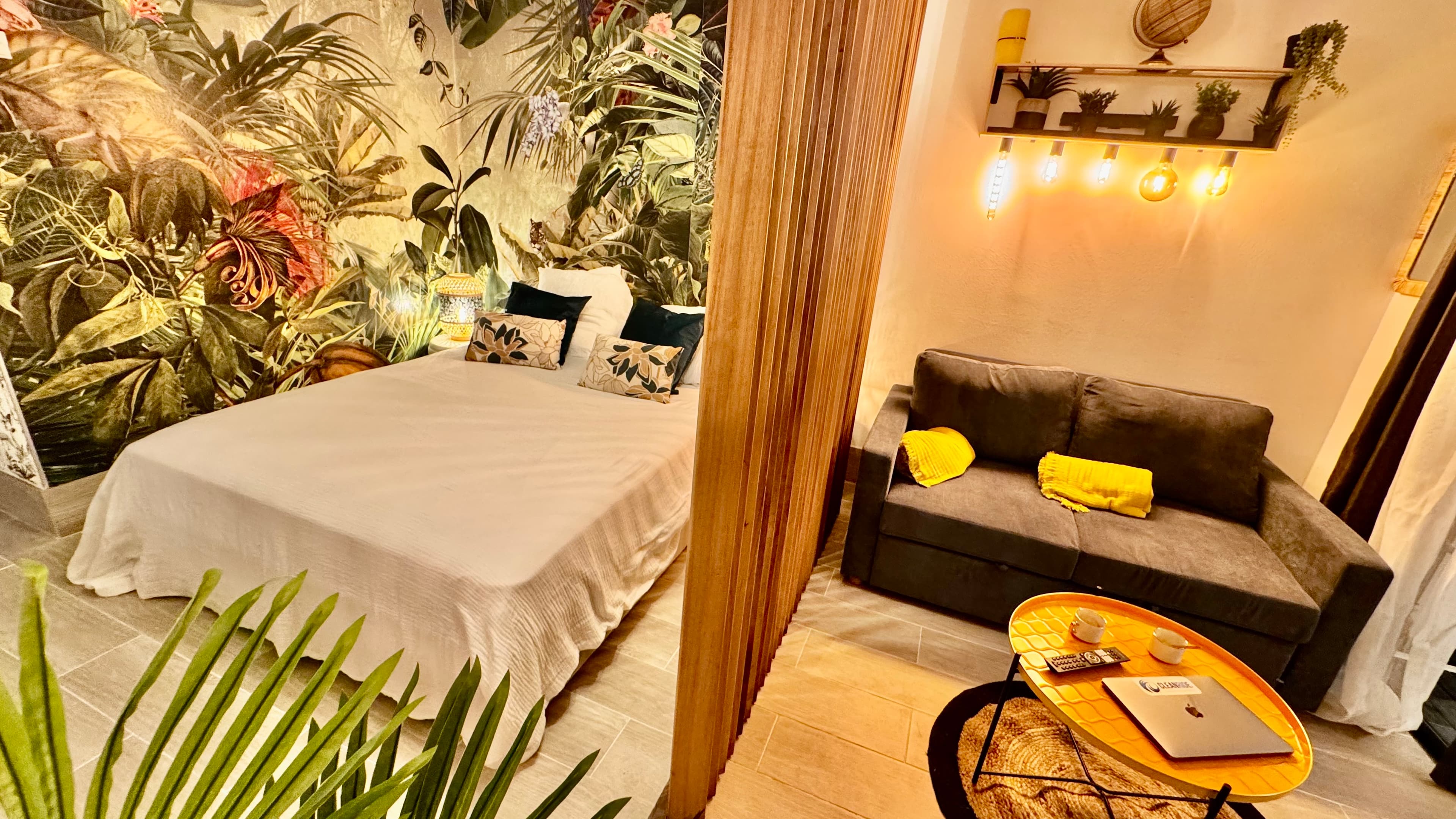 Chambre et salon vue de nuit 2- TI KAZ SOLEY - PIERRE ET VACANCES MARTINIQUE - Conciergerie SHIVAKEY