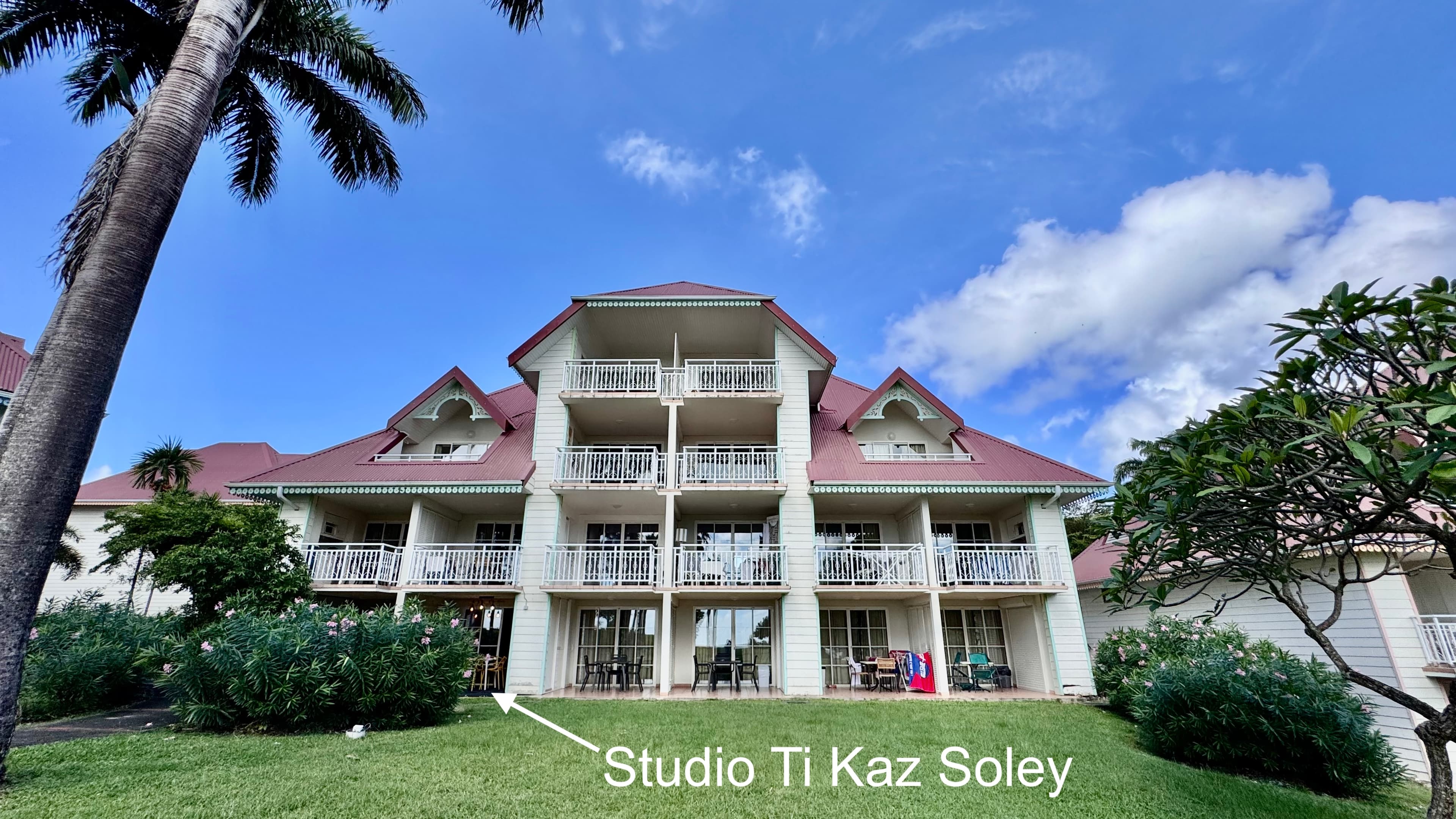 Extérieur vue terrasse 4 - TI KAZ SOLEY - PIERRE ET VACANCES MARTINIQUE - Conciergerie SHIVAKEYS