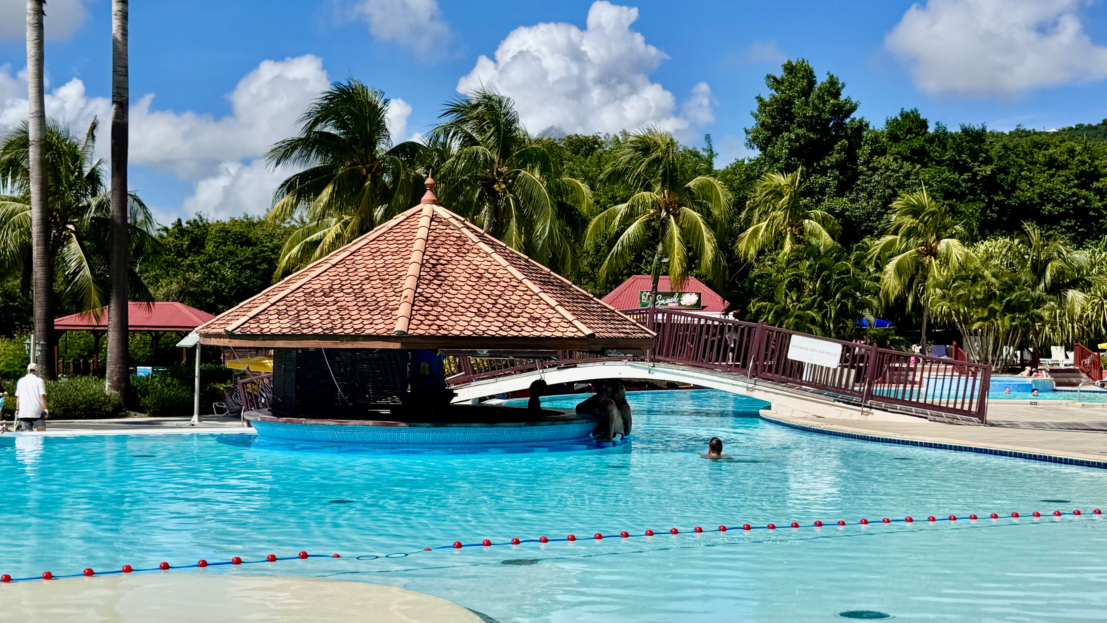 Piscine vue 10 - TI KAZ SOLEY - PIERRE ET VACANCES MARTINIQUE - Conciergerie SHIVAKEYS