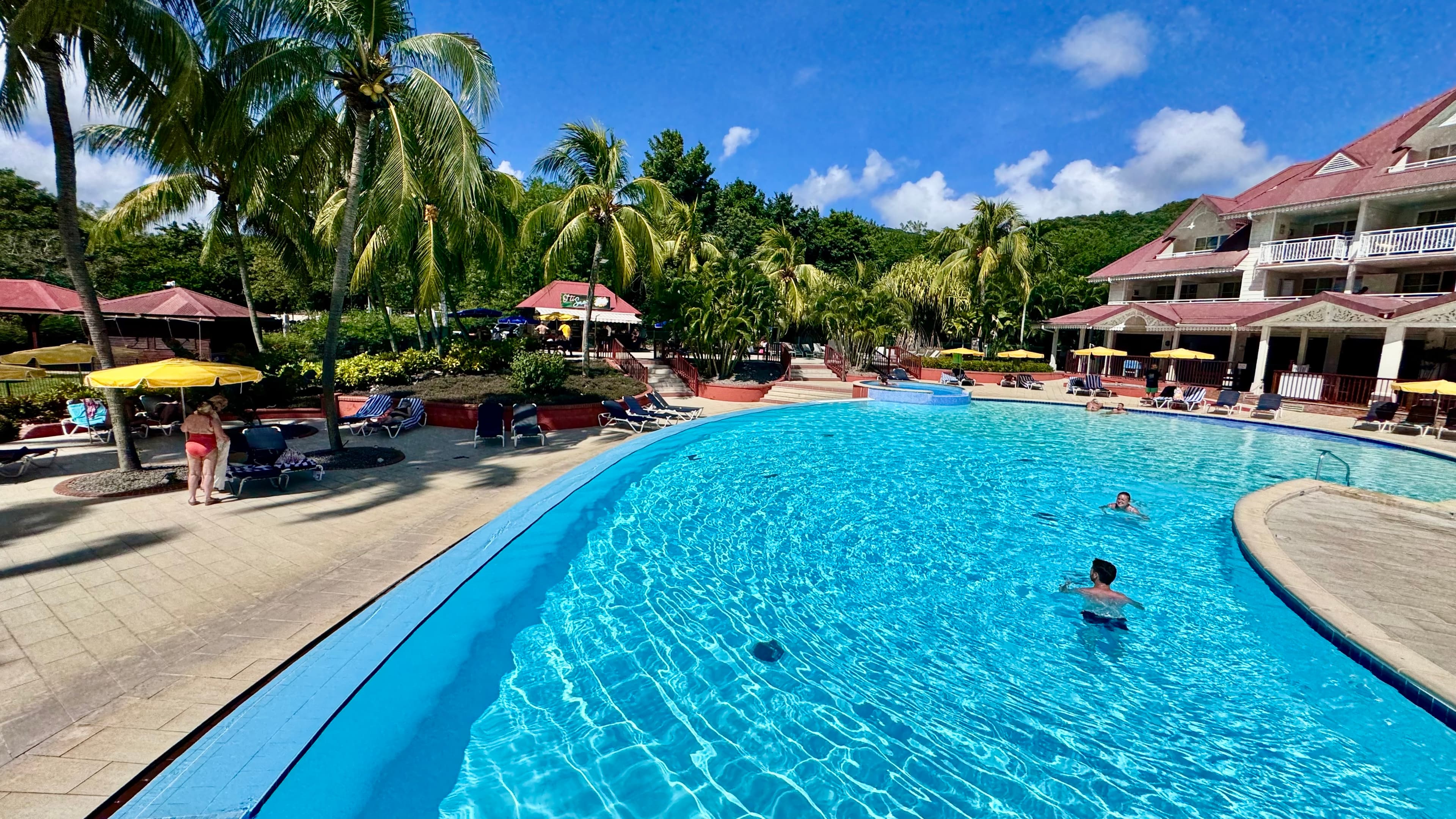 Piscine vue 11 - TI KAZ SOLEY - PIERRE ET VACANCES MARTINIQUE - Conciergerie SHIVAKEYS
