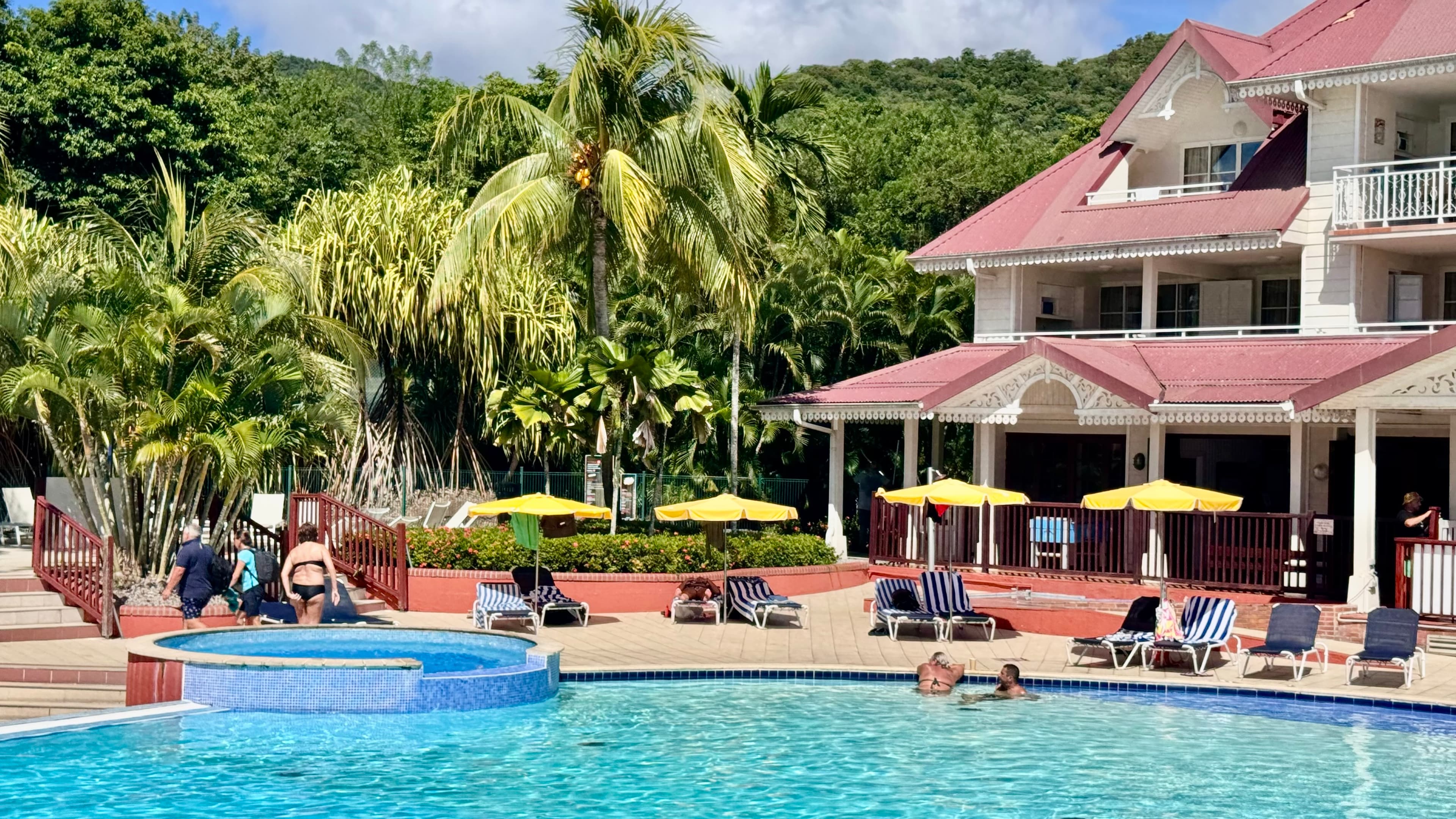 Piscine vue 12 et jacuzzi - TI KAZ SOLEY - PIERRE ET VACANCES MARTINIQUE - Conciergerie SHIVAKEYS