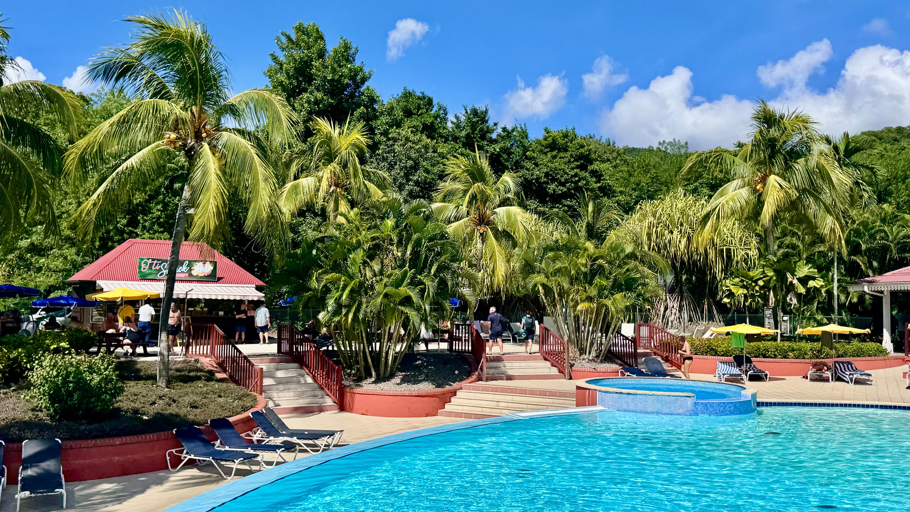 Piscine vue 13 et jacuzzi - TI KAZ SOLEY - PIERRE ET VACANCES MARTINIQUE - Conciergerie SHIVAKEYS