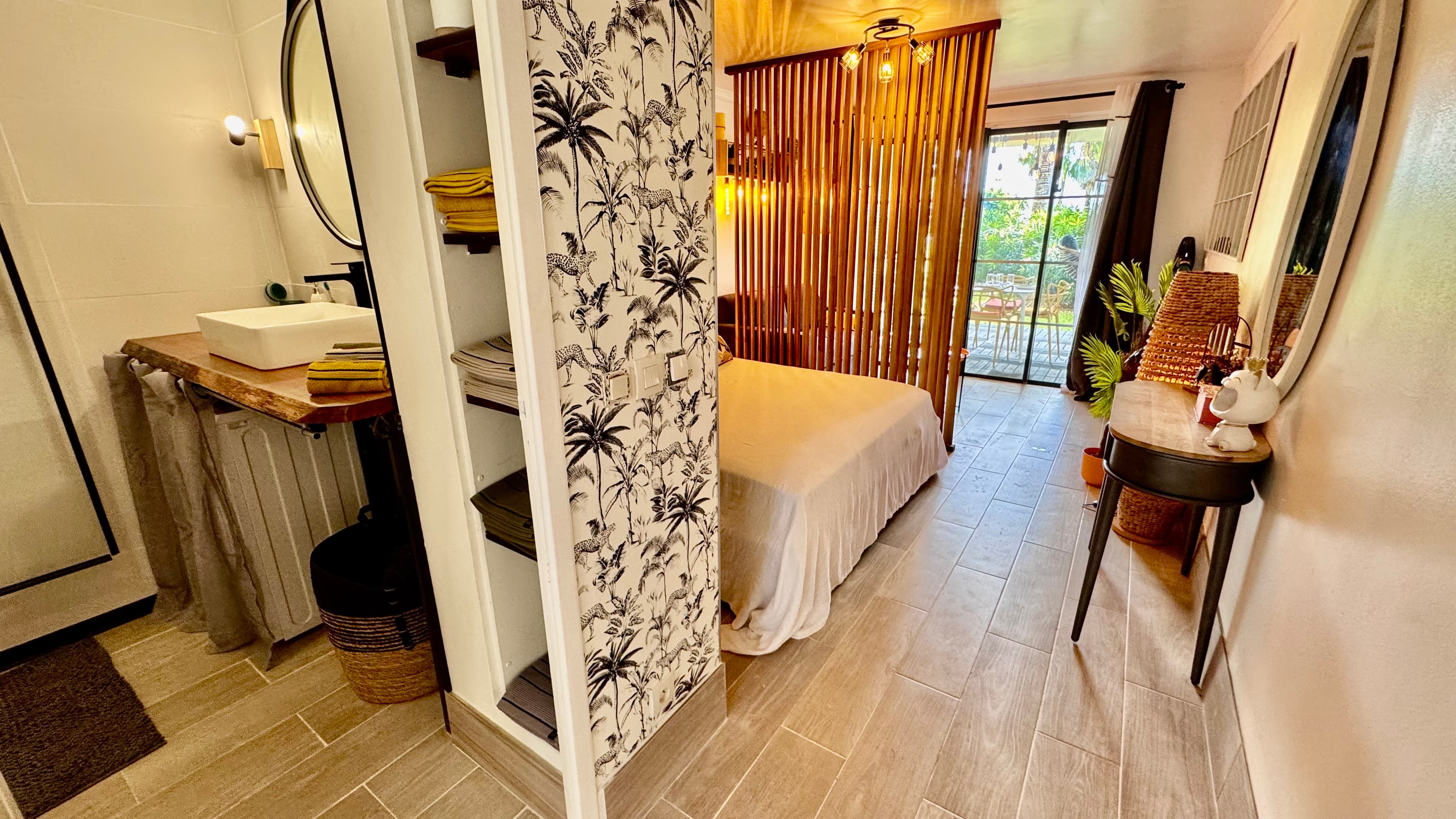 Salle de bain & salon - TI KAZ SOLEY - PIERRE ET VACANCES MARTINIQUE - Conciergerie SHIVAKEYS
