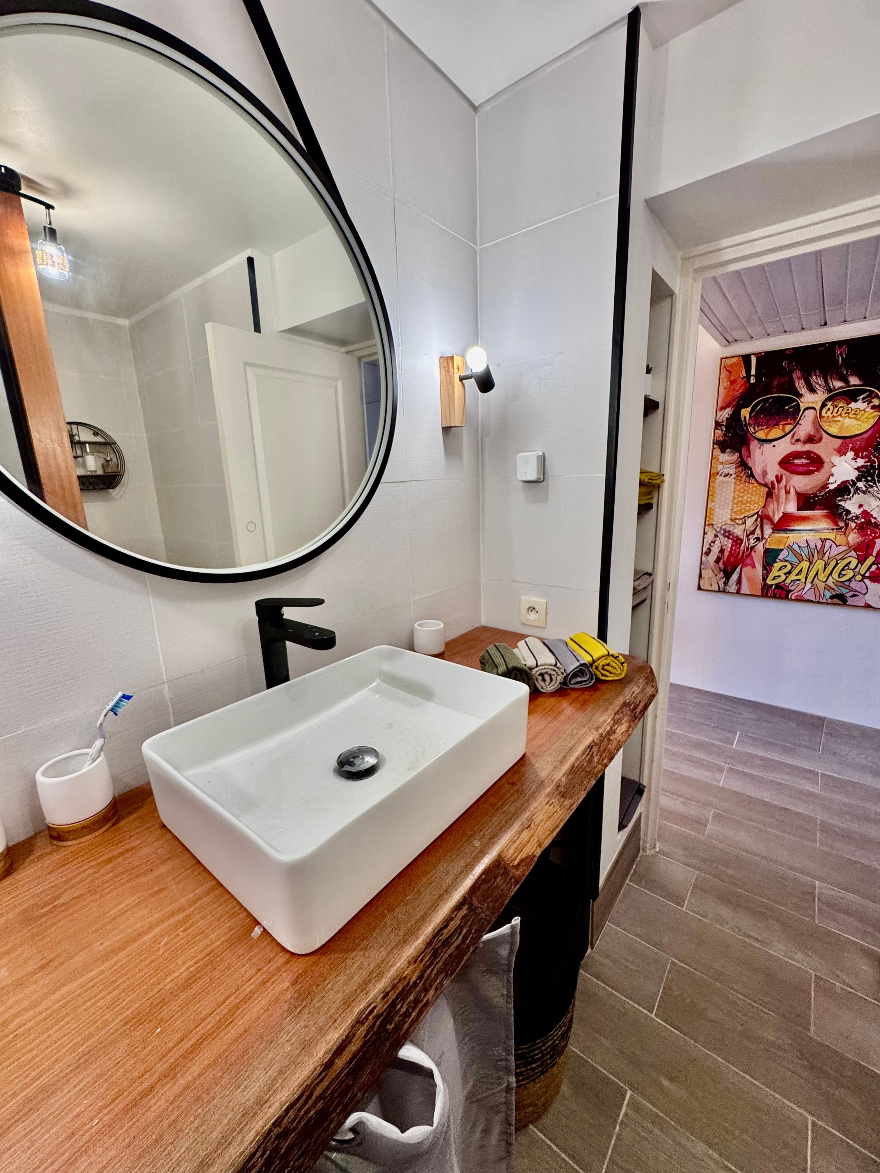 Salle de bain & tableau art déco - TI KAZ SOLEY - PIERRE ET VACANCES MARTINIQUE - Conciergerie SHIV