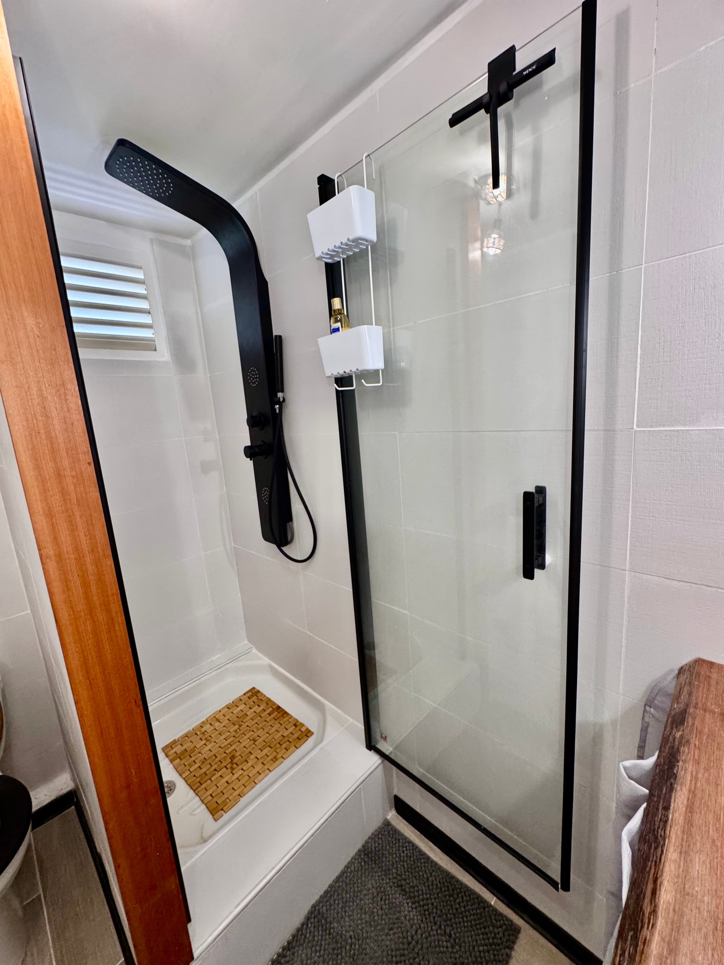 Salle de bain douche à l'italienne - TI KAZ SOLEY - PIERRE ET VACANCES MARTINIQUE - Conciergerie SH