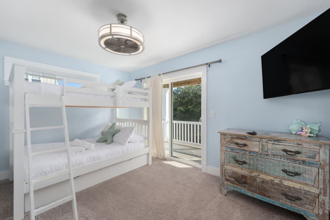 Airy bunk bedroom w/ TV & easy access to the outdoor deck
