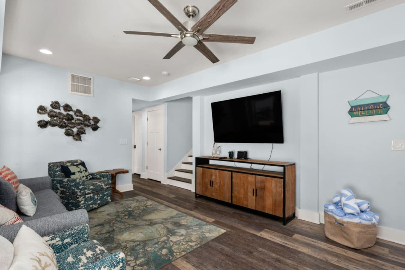 Relaxed lounge w/ TV, ceiling fan & space to unwind together