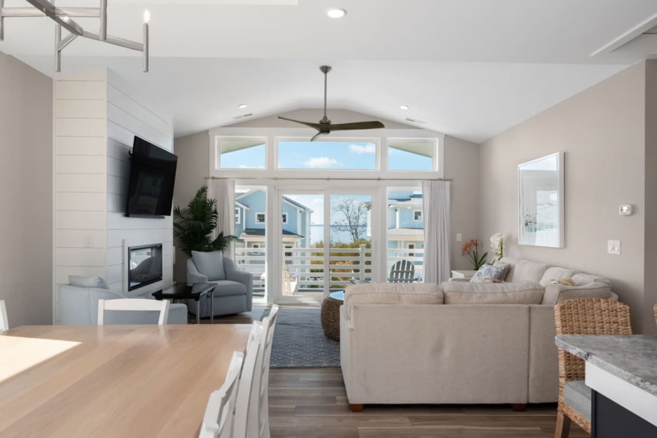 Bright dining & living combo, perfect for gathering after a day out.