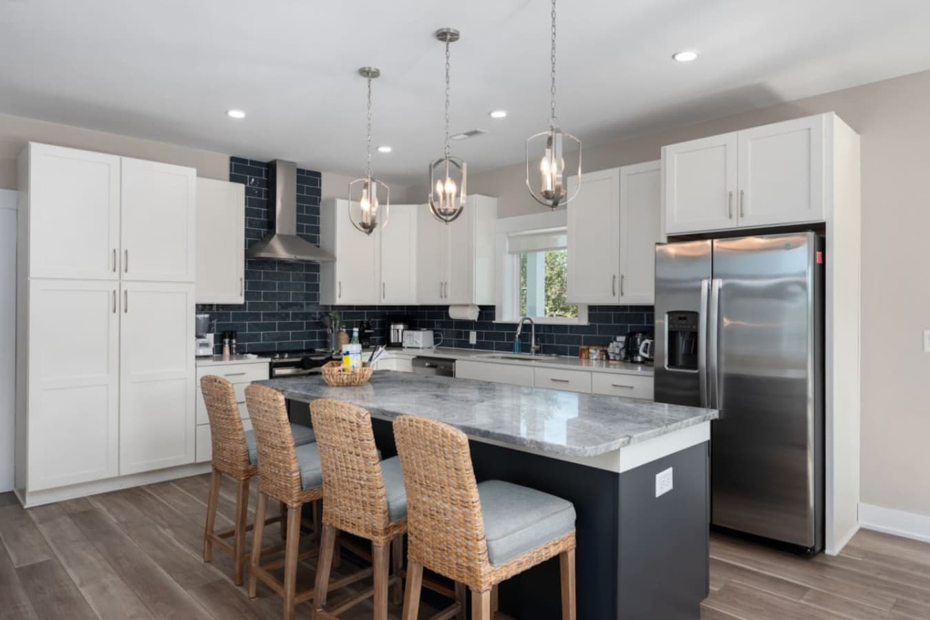 Stylish kitchen w/ island seating, pendant lighting & modern finishes.