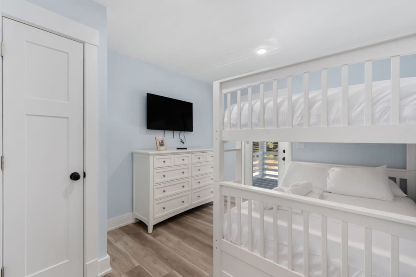Kid-friendly bunk setup w/ dresser, TV & room to spread out.