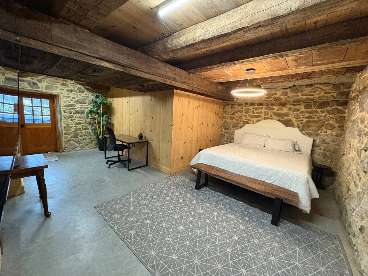 This charming bedroom blends rustic barn character with modern comfort. It includes a king-size bed with soft bedding, farmhouse-inspired décor, and a TV for relaxing in the evenings. A comfortable and serene space to rest and recharge.  