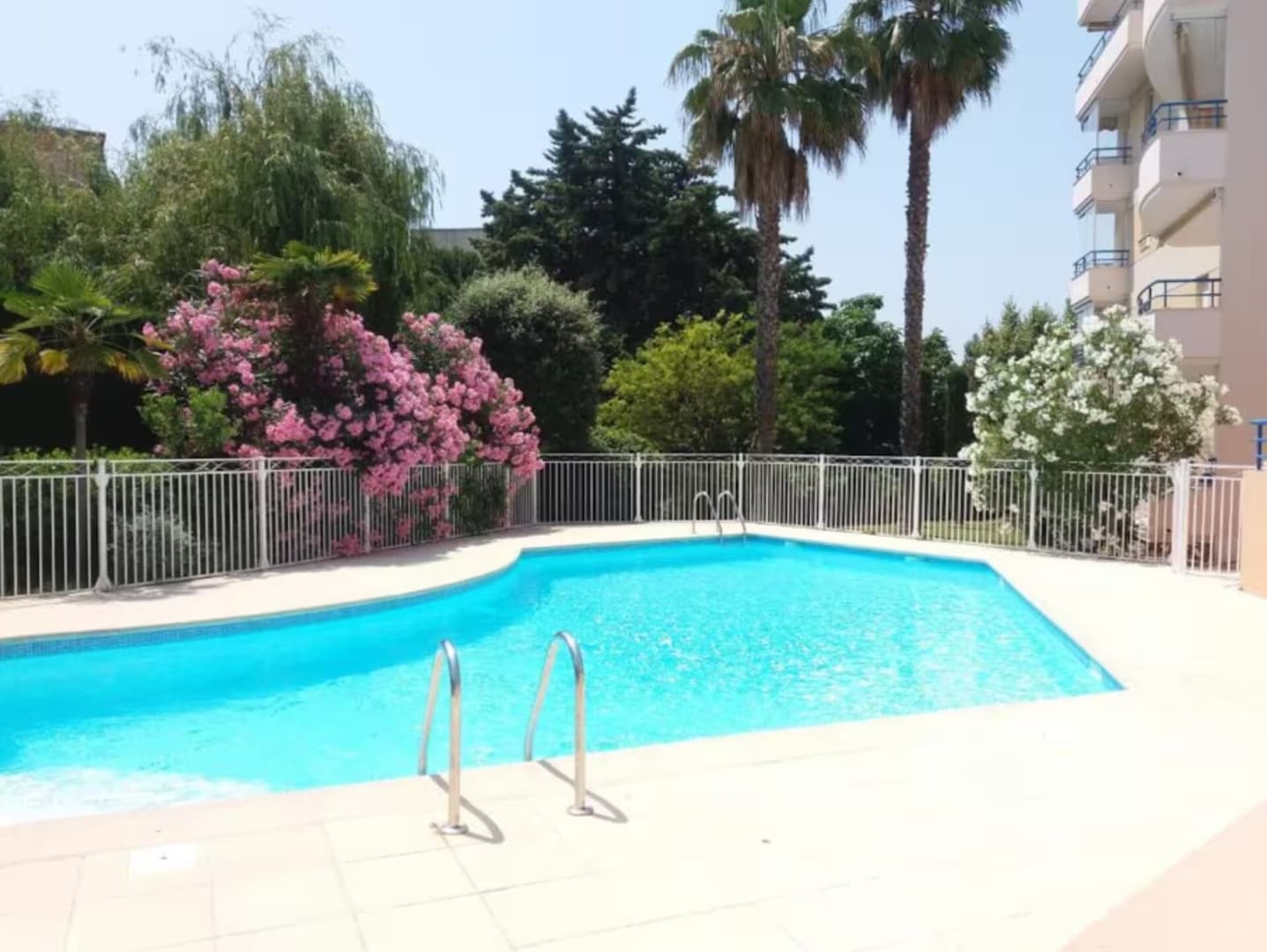 T2,garage,AC,swimming pool,750 m from the beach.