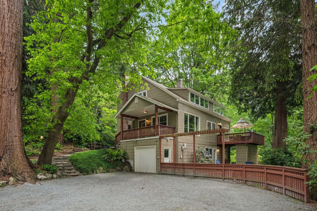 4BR 4BA The Treed Inn - Firepit, Outdoor Dining and Yard