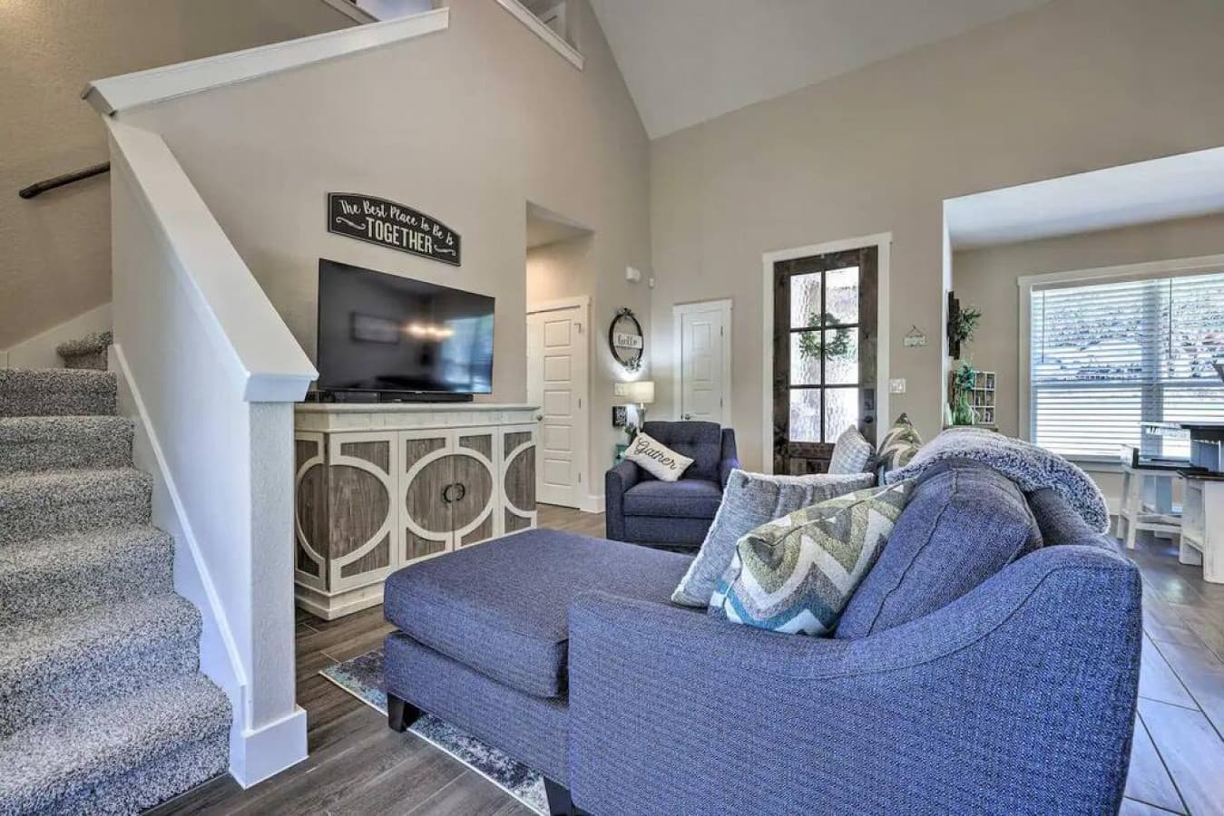 Living Room | Cable TV | Free WiFi