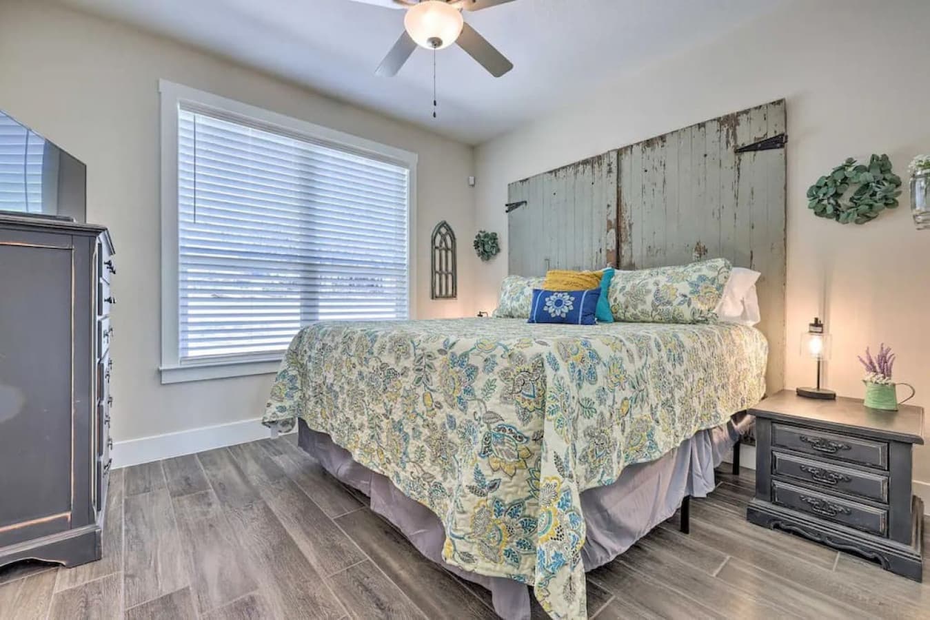 Bedroom 1 | King Bed | Cable TV