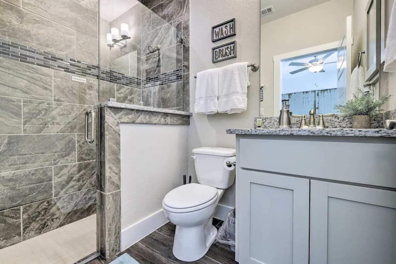 Full Bathroom | Towels Provided | Complimentary Spices