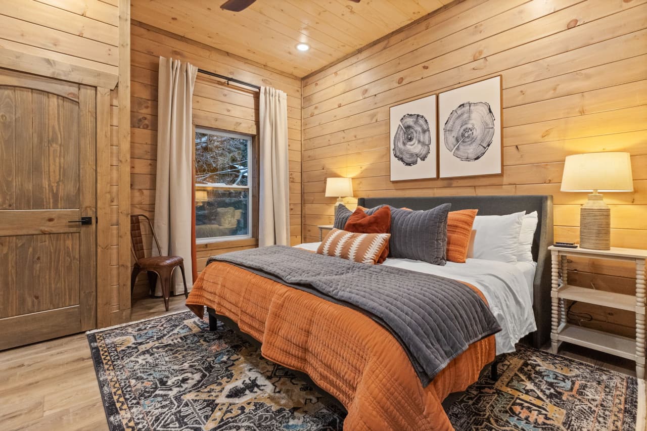 bedroom down 1.jpg