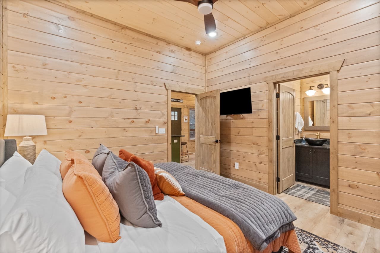 bedroom down 2.jpg