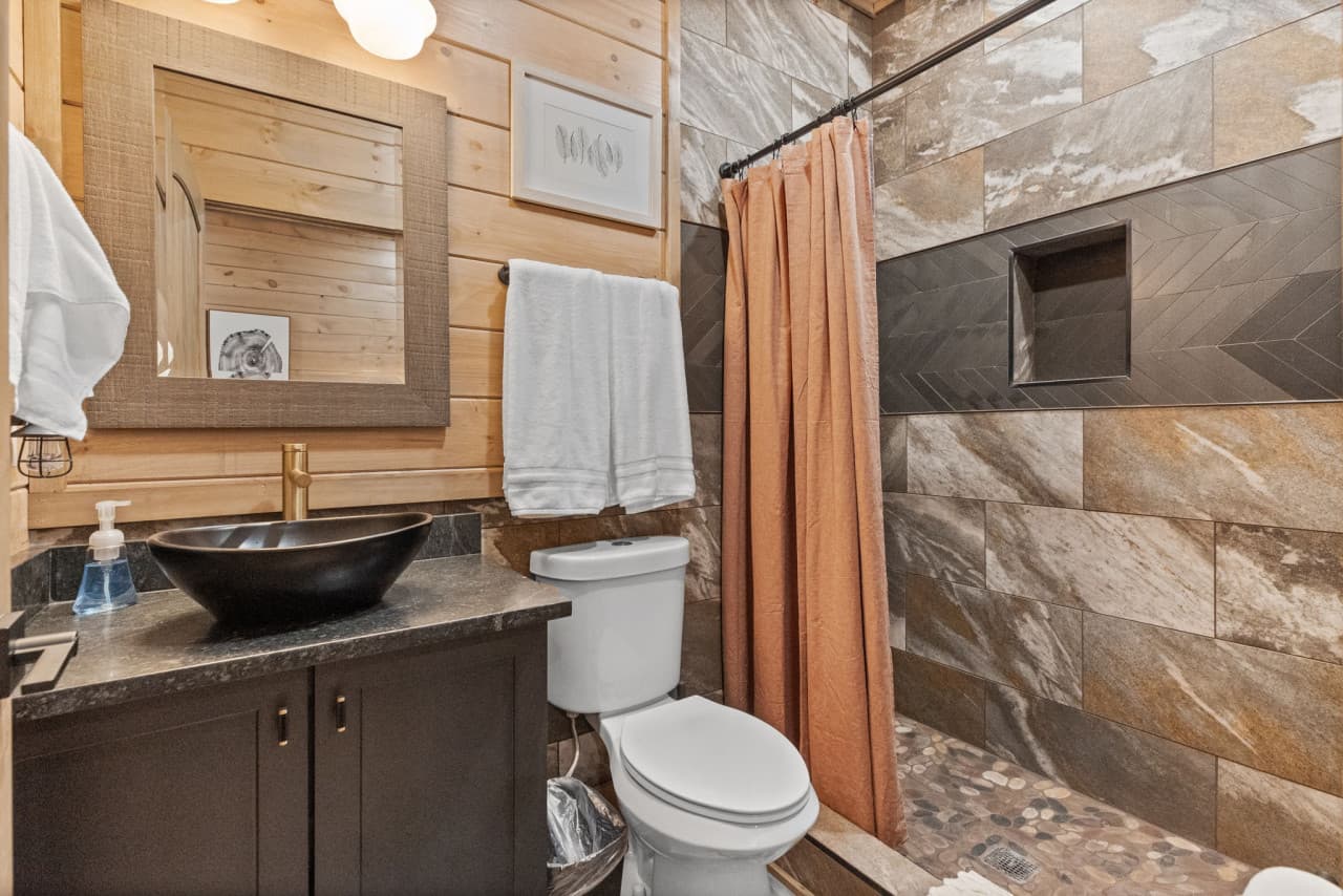 bathroom down 1.jpg