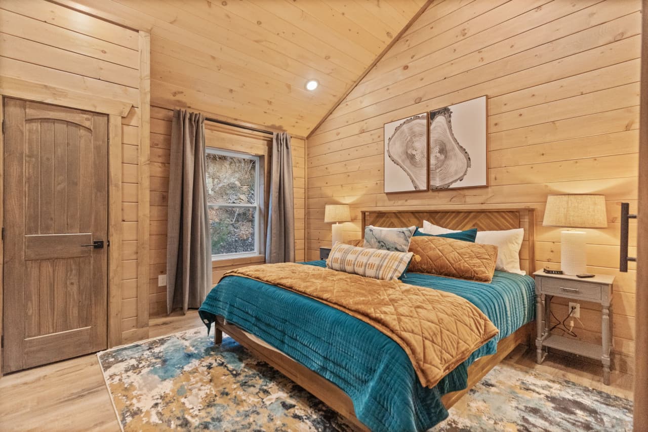 bedroom up 2.jpg