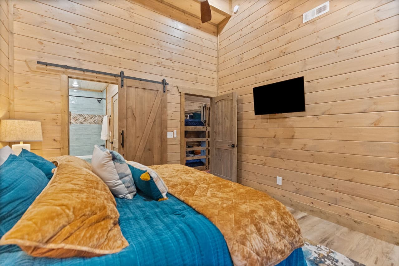 bedroom up 1.jpg