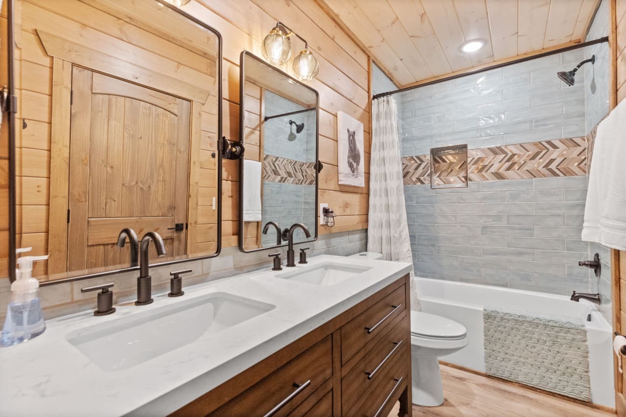 bathroom up 1.jpg