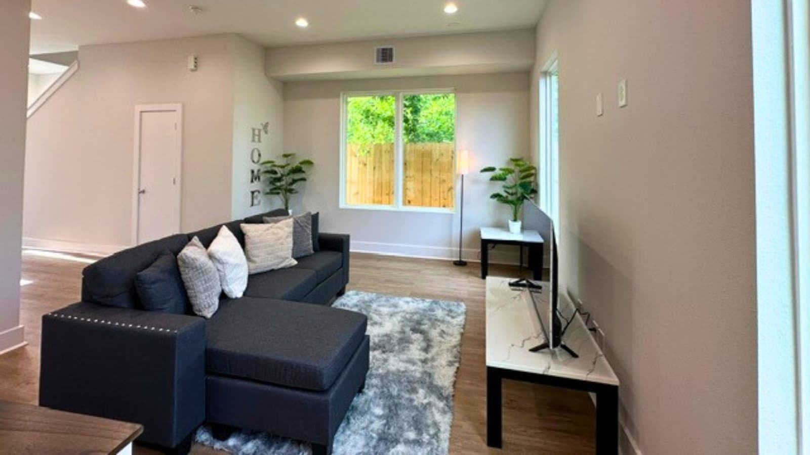 Cozy Modern Retreat | 10 Mins to Heights & Downtown
