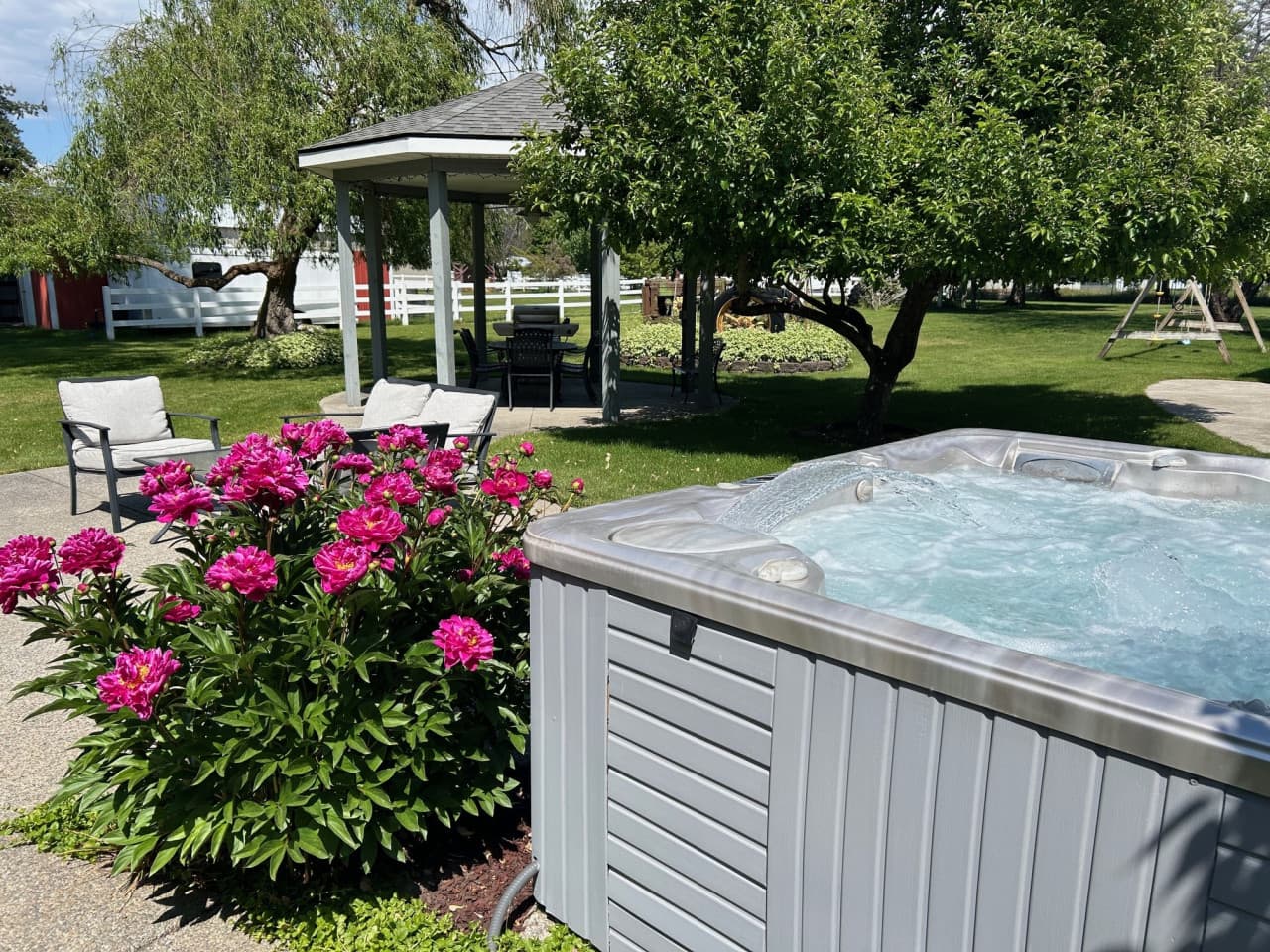 Modern Farm House- 1-Acre Yard with Hot Tub, Gazebo, BBQ
