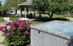 Modern Farm House- 1-Acre Yard with Hot Tub, Gazebo, BBQ