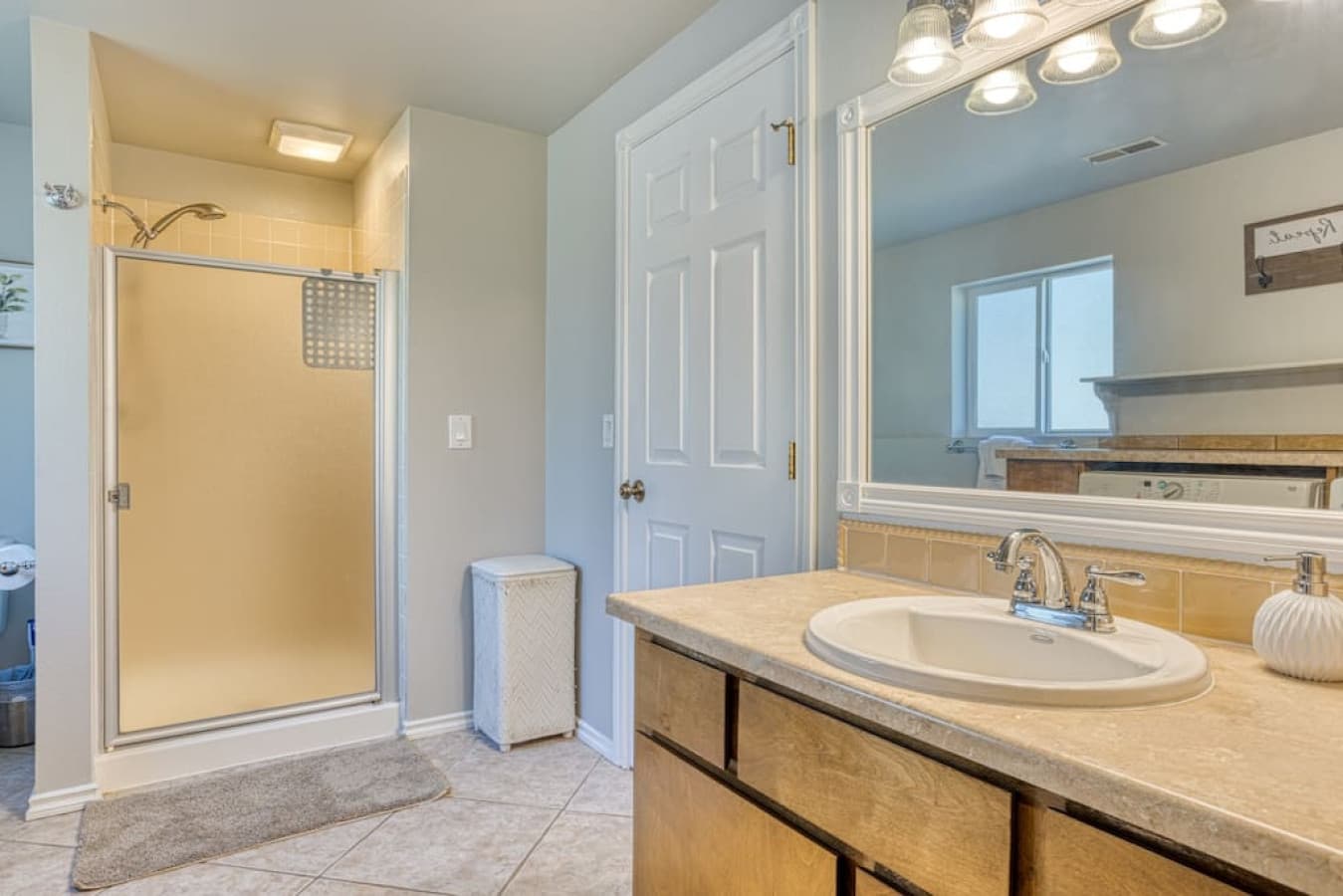 Full bathroom + laundry room, 1 floor below main floor