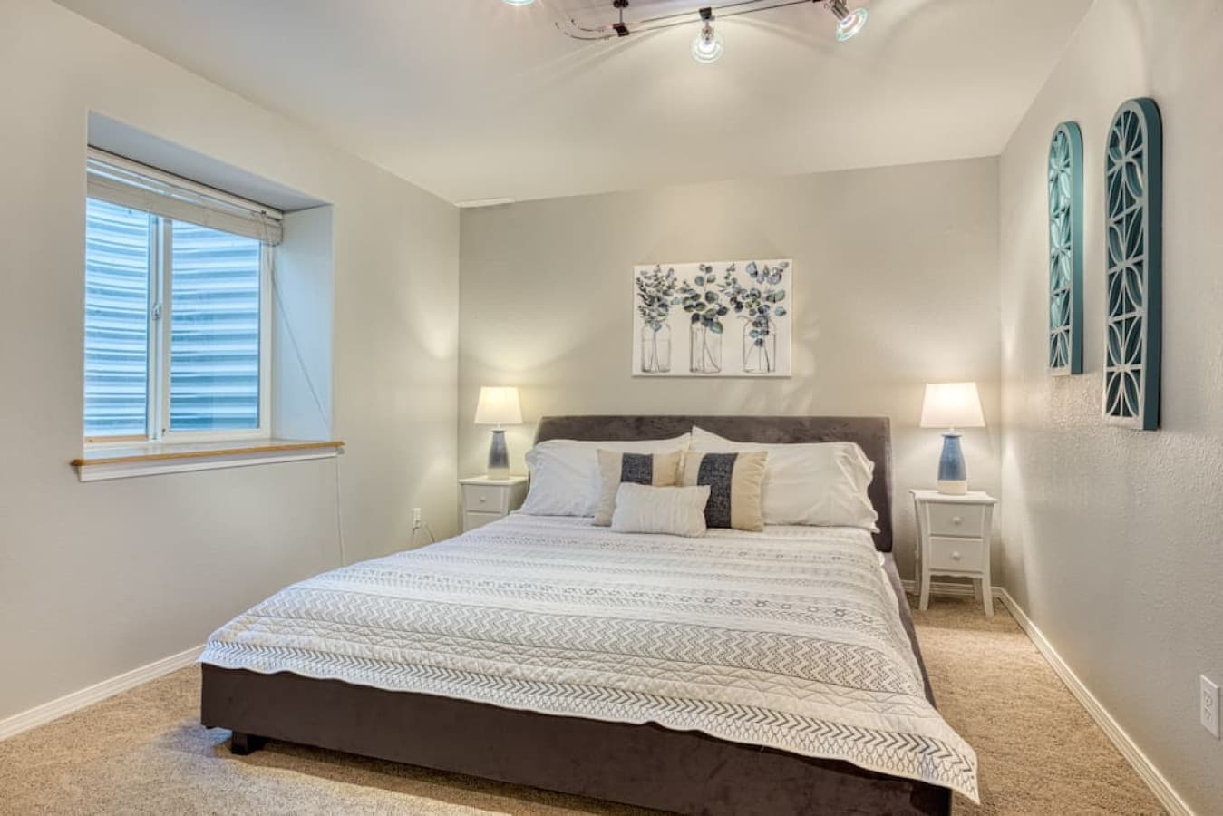 Bottom floor king bedroom with private full bathroom & walk-in closet