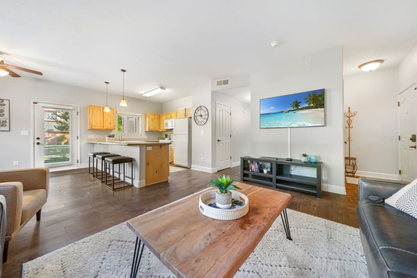 Chic Central Condo ~ 3 Minutes to Silver Lake Mall