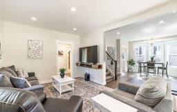 Flying Colors Cottage - Walk to Downtown!