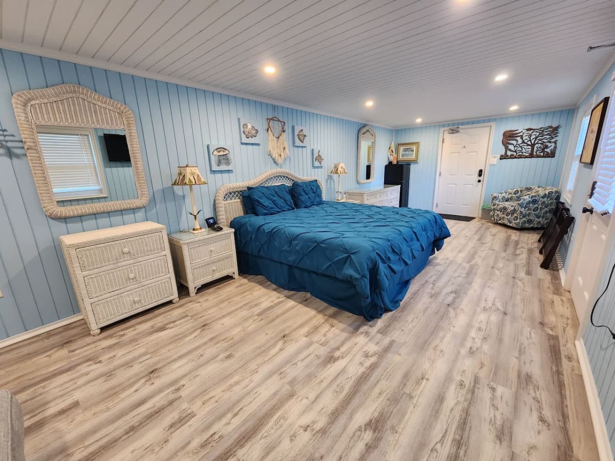 Lower suite new king memory foam mattress, queen pull out couch. Bathroom with bidet, has its own private deck area and mini fridge!