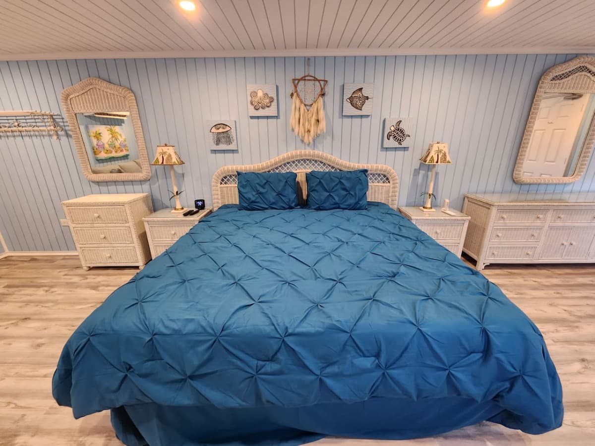 Lower suite new king memory foam mattress, queen pull out couch. Bathroom with bidet, has its own private deck area and mini fridge!