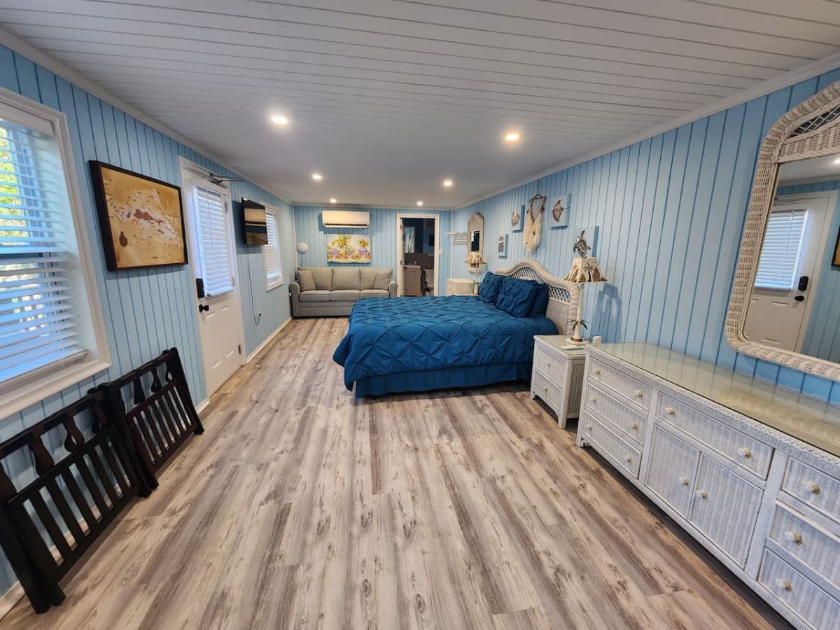 Lower suite new king memory foam mattress, queen pull out couch. Bathroom with bidet, has its own private deck area and mini fridge!