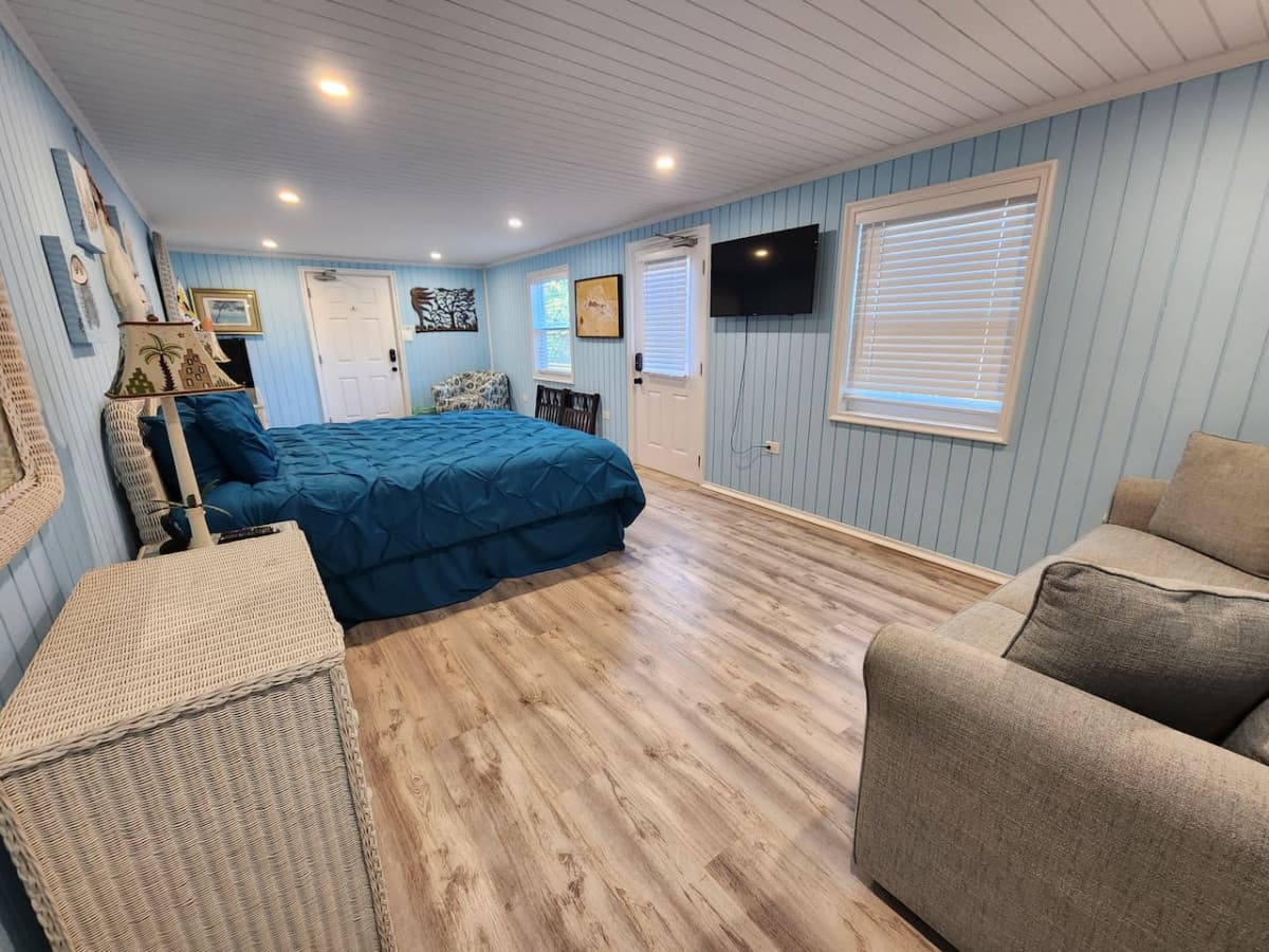 Lower suite new king memory foam mattress, queen pull out couch. Bathroom with bidet, has its own private deck area and mini fridge!
