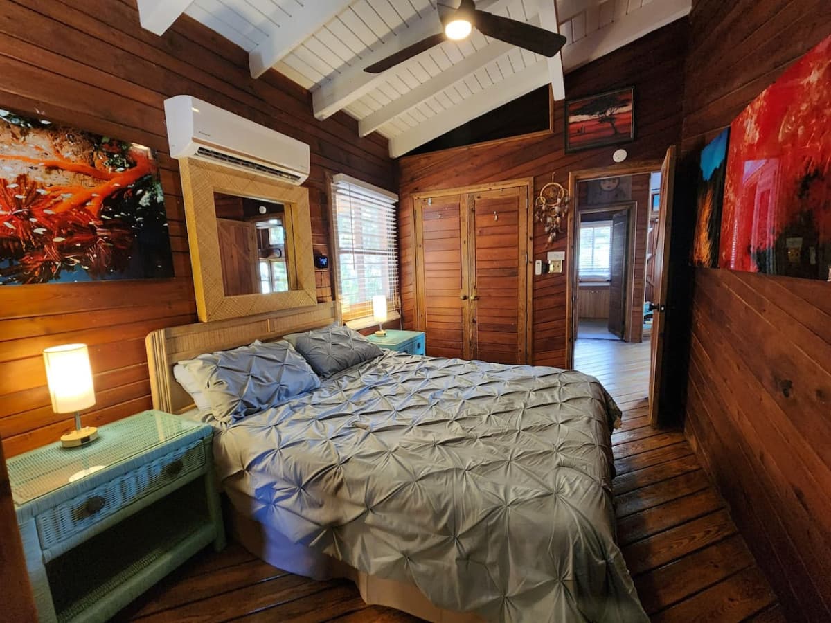 Main floor middle bedroom, new queen memory foam mattress!