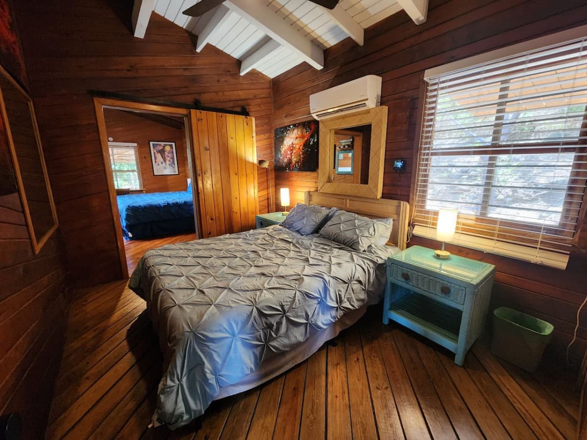 Main floor middle bedroom, new queen memory foam mattress!