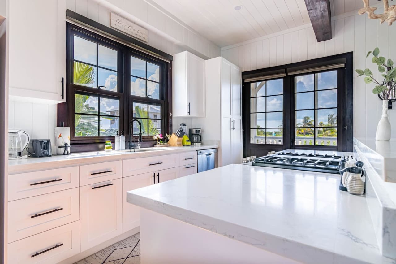 Full chef's kitchen with quartz countertops.