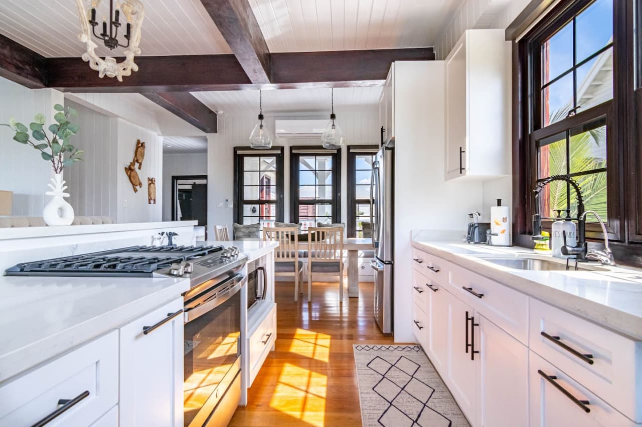 Full Kitchen/Dining Area