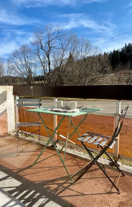 Petit balcon bien exposé vue sur les pistes de ski